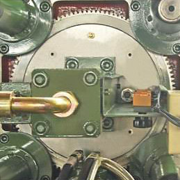 Hydraulic drive planetary gear mold adjust device.